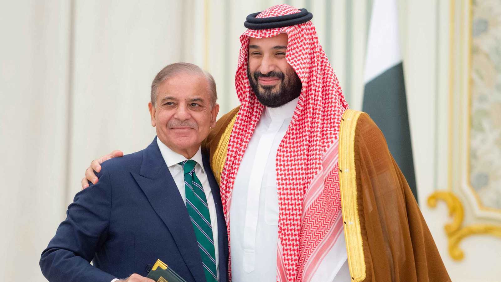 وزير الدفاع الباكستاني يعلن إتاحة السلاح النووي لبلاده للسعودية